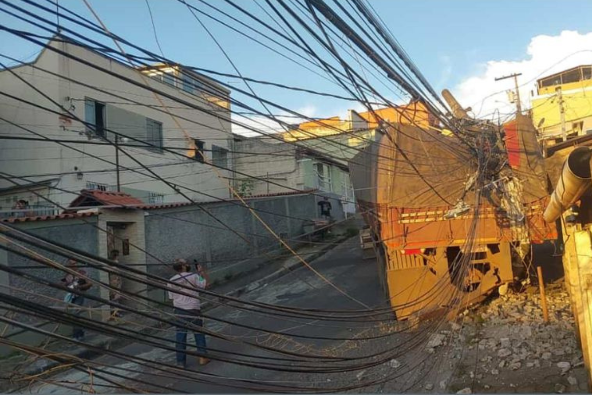 De acordo com morador da região, há fornecimento de energia em parte da via, enquanto algumas residências estão sem luz