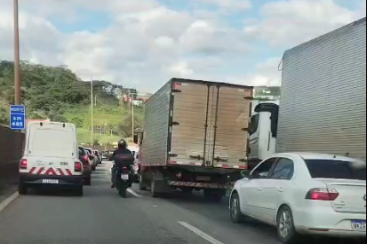 Até as 15h04, havia 5 km de congestionamento na pista sentido a Belo Horizonte