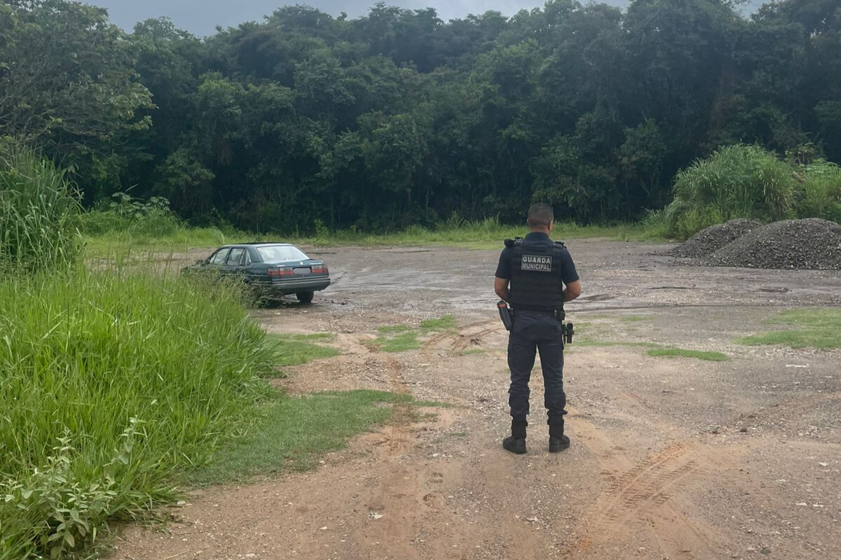 Segundo solicitante, terreno tem sido utilizado com frequência para desmanche de veículos roubados ou furtados