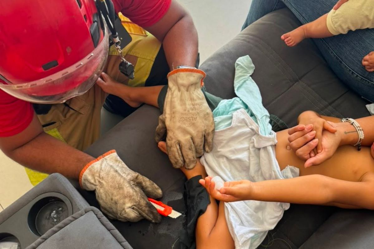 Bombeiros realizaram um trabalho cuidadoso para remover a criança e reduzir o incômodo causado pelo contato com o adesivo