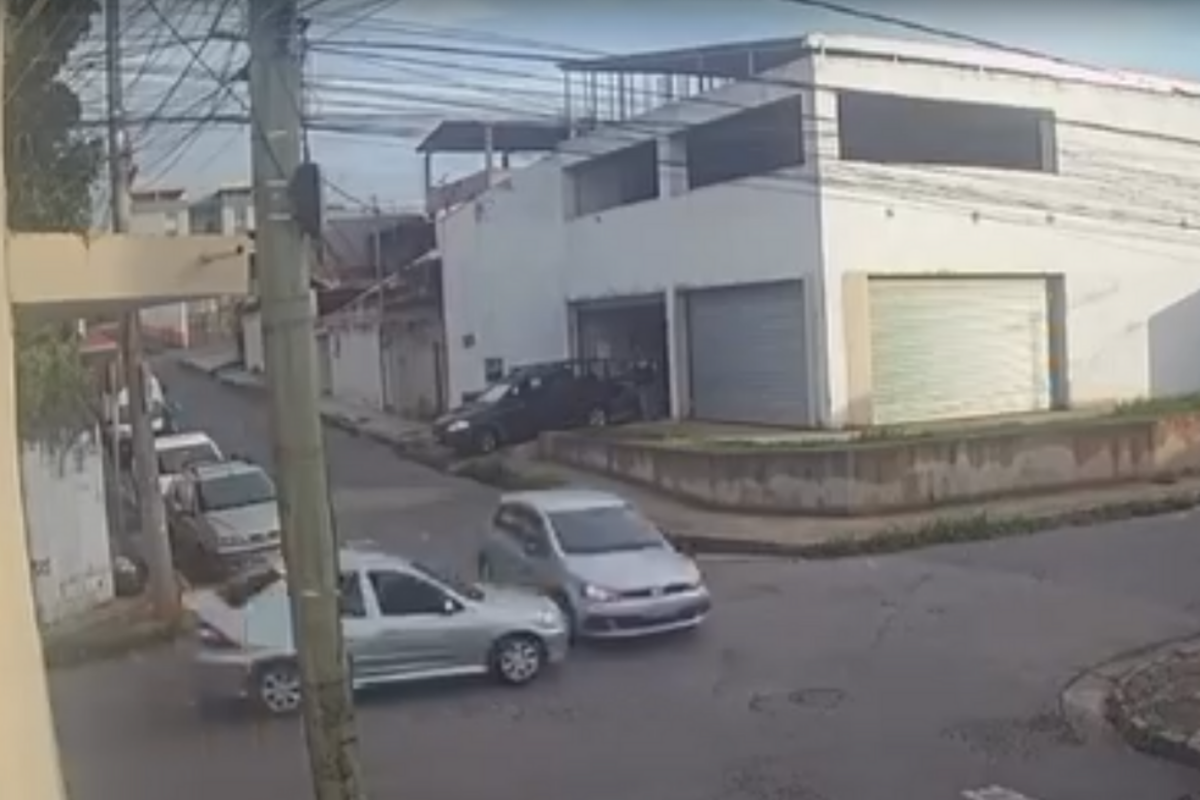 Veículos se chocaram em cruzamento no Jardim das Alterosas nesta segunda-feira (17)