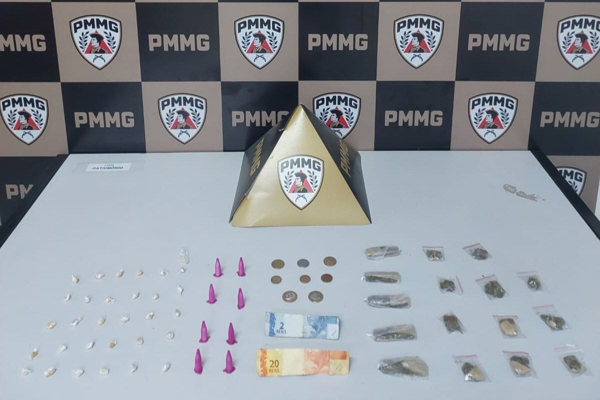 Policiais militares localizaram mais 21 pedras de crack, 12 buchas de maconha e oito pinos de cocaína. 