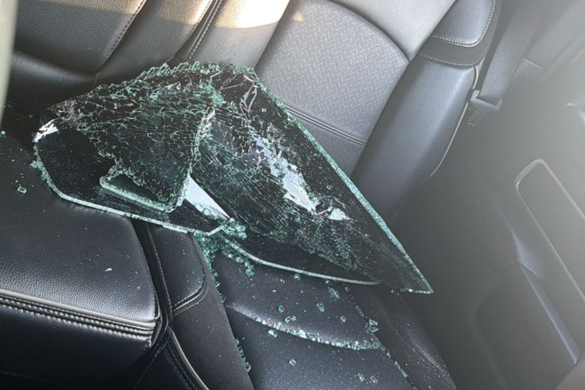 Veículo, uma Dodge Ram Laramie, foi encontrado com cacos de vidro espalhados pelo banco e assoalho