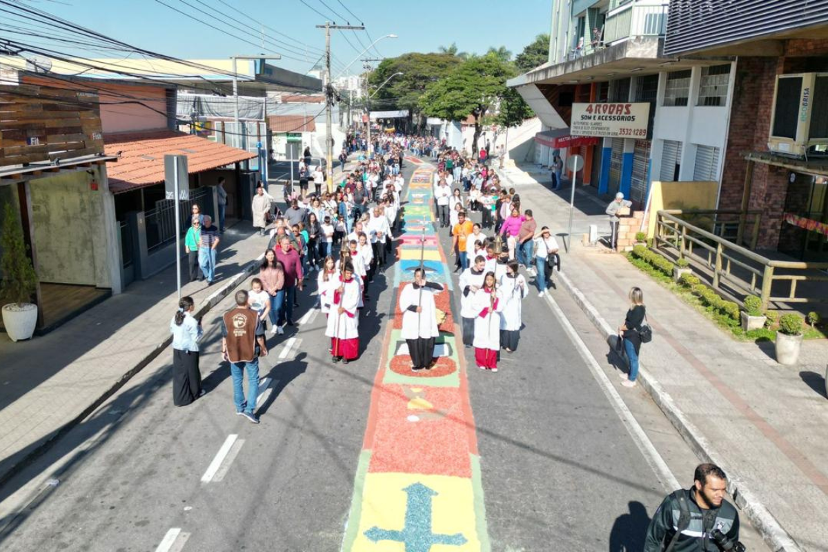 Centenas de pessoas tomaram a Rua do Rosário no ano passado durante a procissão religiosa