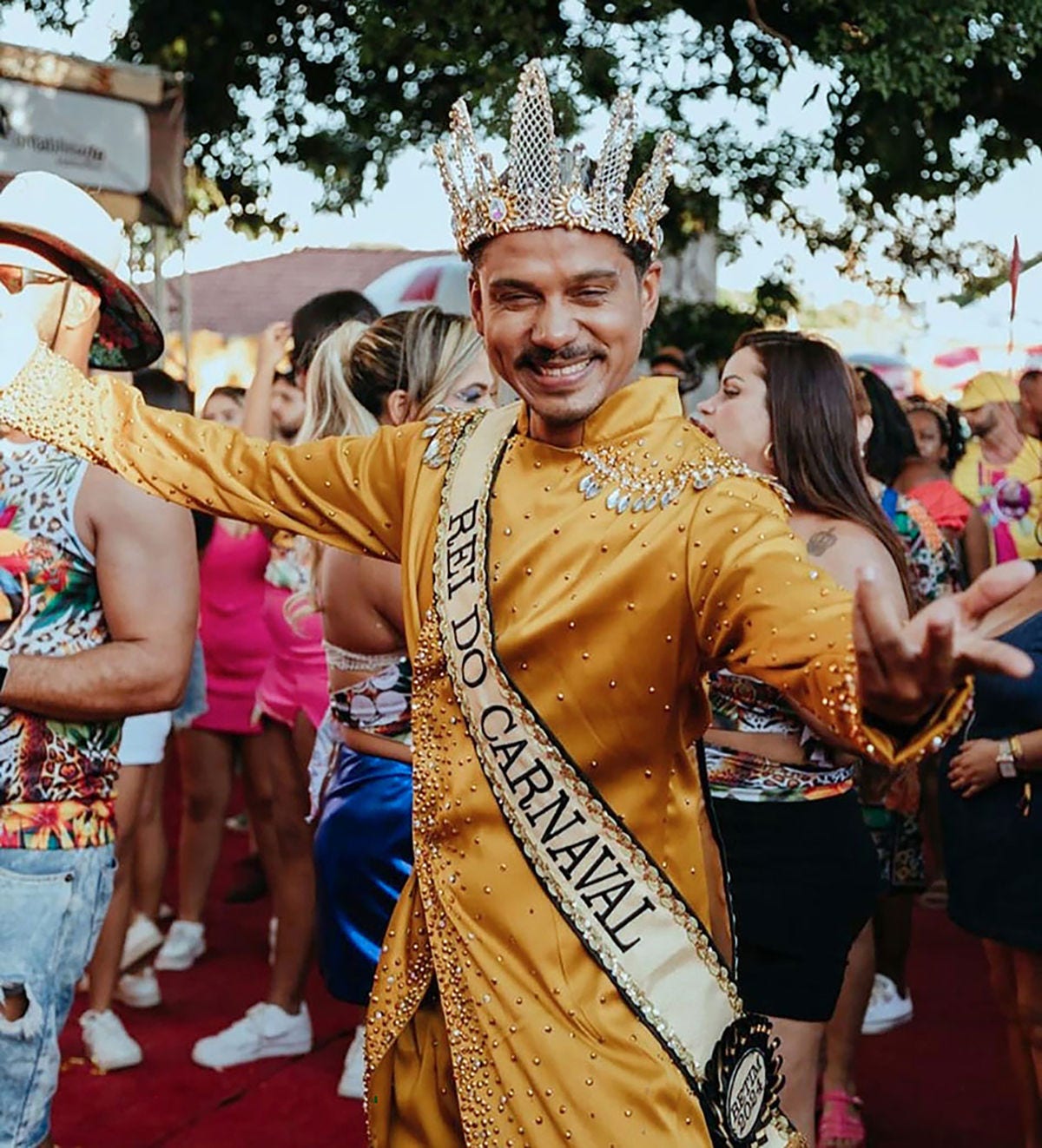 O carnavalesco Adelson Coelho se prepara para a disputa do título de Rei Momo do Carnaval 2025, em BH
