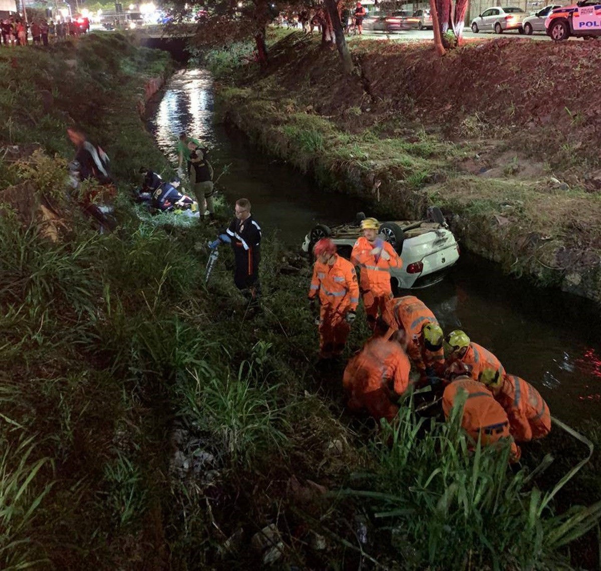 Mulheres foram resgatadas por populares antes da chegada do Samu e do Corpo de Bombeiros; idosa de 86 anos não resistiu a manobras de reanimação e faleceu na hora