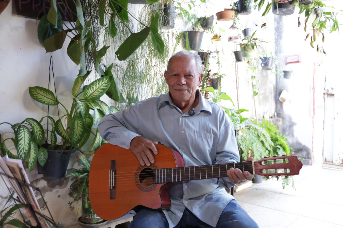 Compositor apresenta novas canções de sua autoria