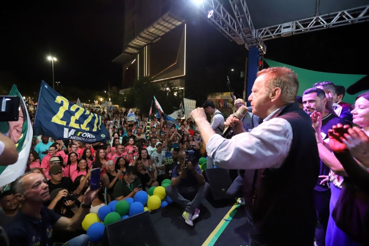 Cleitinho e Vittorio discurssam no palanque em encontro com apoiadores, nesta quinta, na Praça do Encontro
