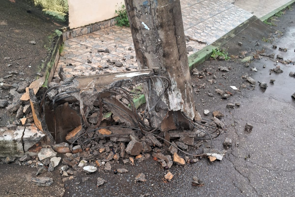 Poste teve a base destruída