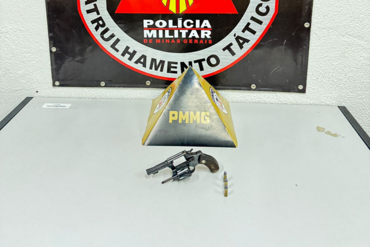 Arma foi apreendida com três munições intactas e uma deflagrada