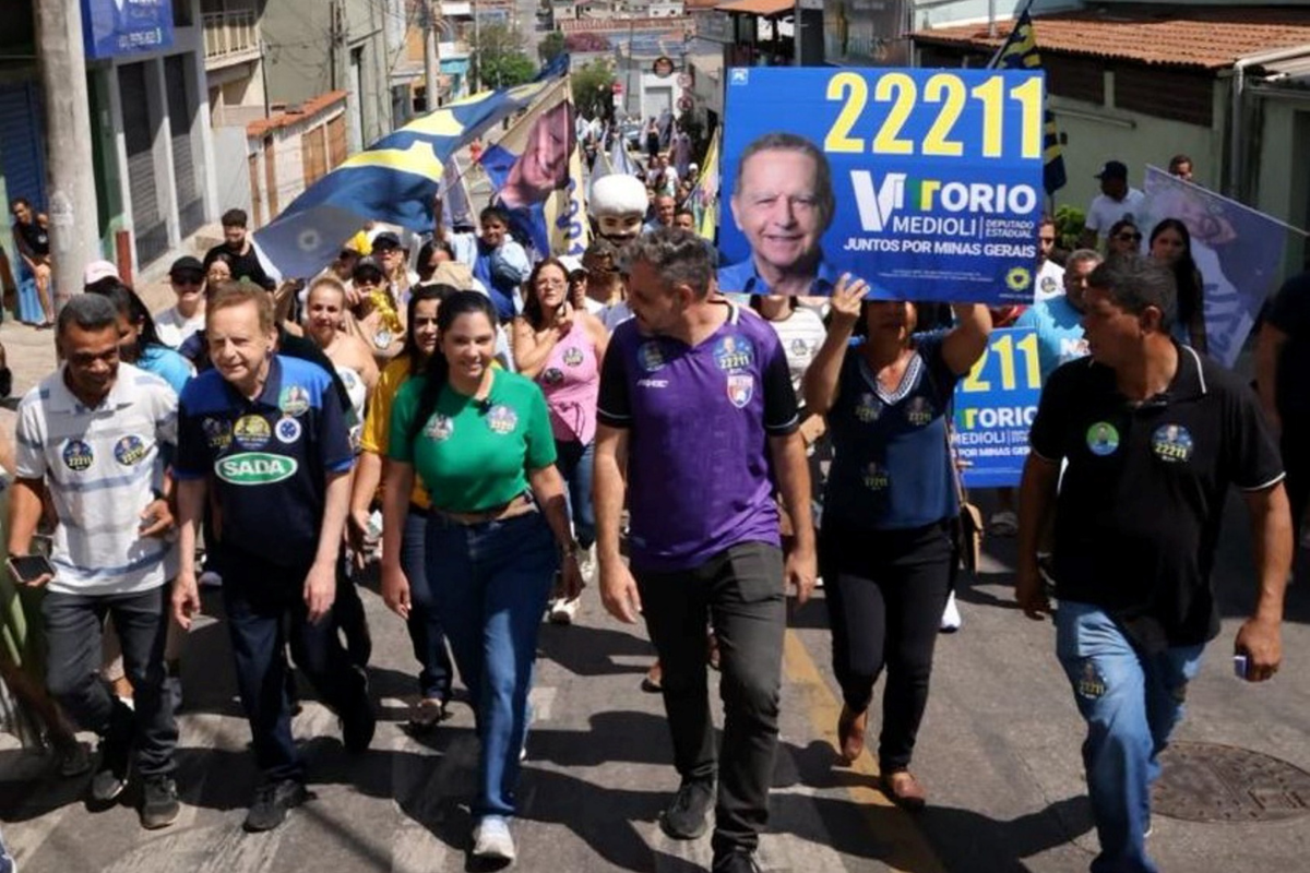 Vittorio Medioli, candidato a deputado estadual, caminhou com apoiadores no PTB no domingo