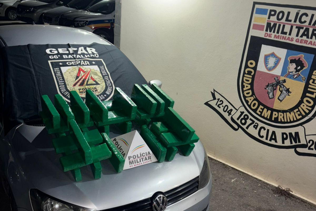 Polícia Militar apreendeu 32 barras de maconha no porta-malas do veículo durante abordagem na BR-262, em Betim