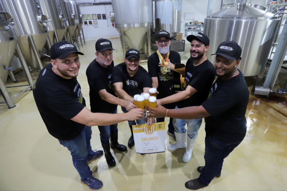 Equipe da MagBeer, cuja fábrica fica no bairro Amarante, brinda reconhecimento nacional