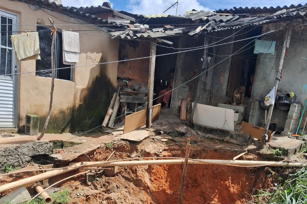 Apesar do susto, não há risco iminente de desabamento no momento, informou a Defesa Civil 
