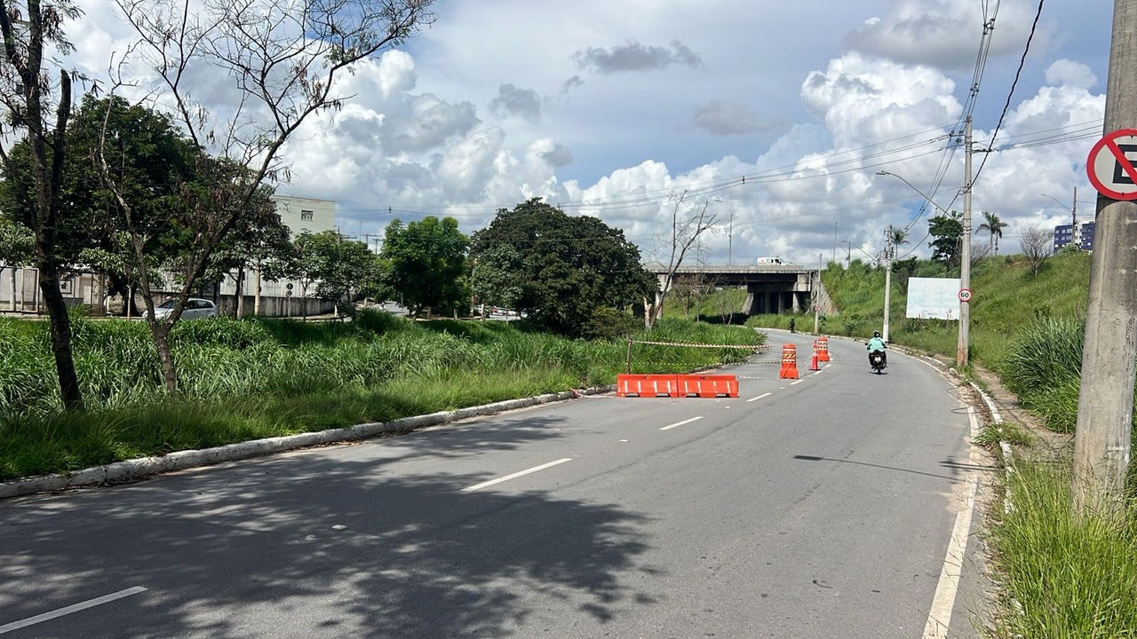 Erosão na avenida Juiz Marco Túlio Isaac será reparada pela Copasa até sexta-feira (10)