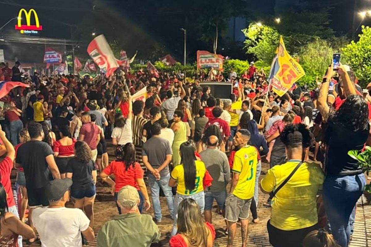 Militantes e eleitores petistas se reuniram na sede municipal do partido, no bairro Chácara, e seguiram para a praça para celebrar o resultado 