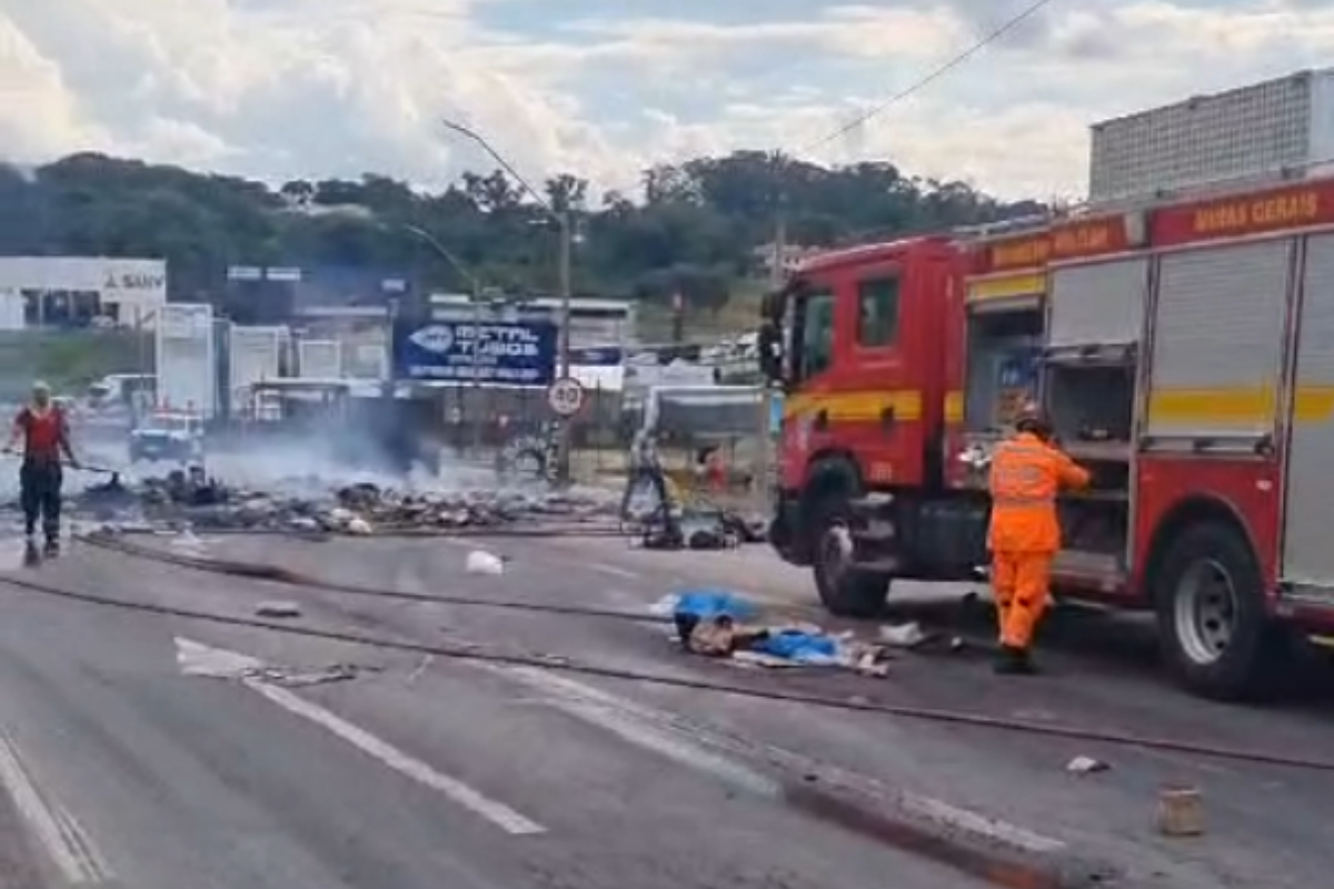 Bombeiros já apagaram as chamas na rodovia