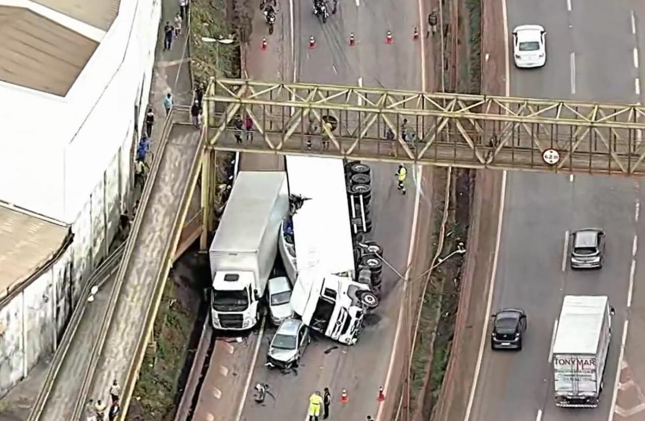 Veículo tombou e fechou completamente a rodovia