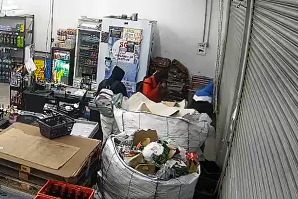 Homens entraram na distribuidora de bebidas quando os funcionários se preparavam para fechar o estabelecimento