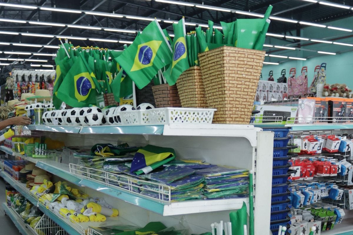 Verde-amarelo toma conta do comércio para atender à procura dos torcedores por artigos temáticos