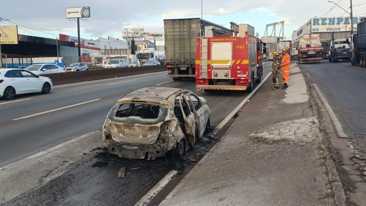 Ford Ka ficou completamente destruído após ser consumido pelas chamas na BR-381