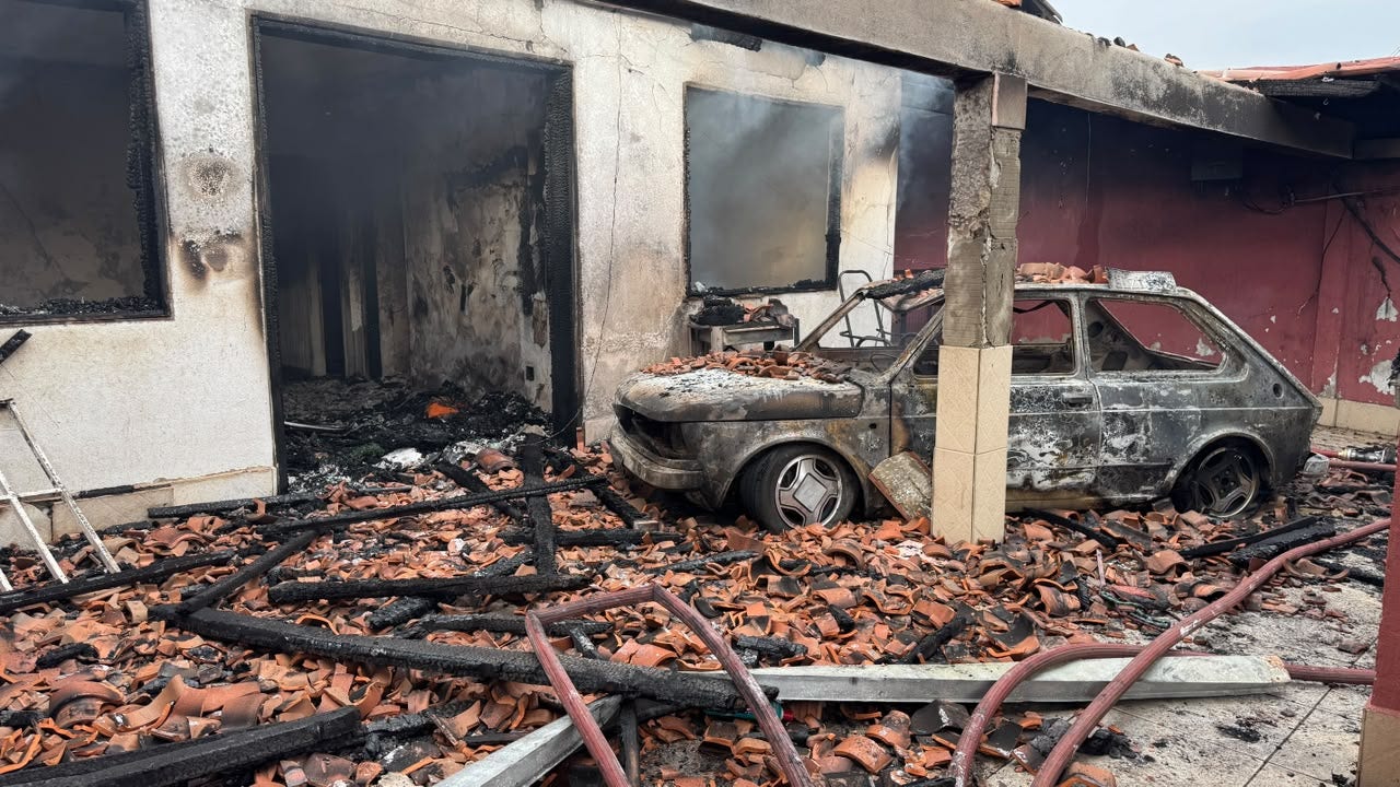 Veículo que estava na garagem do imóvel também foi atingido pelas chamas