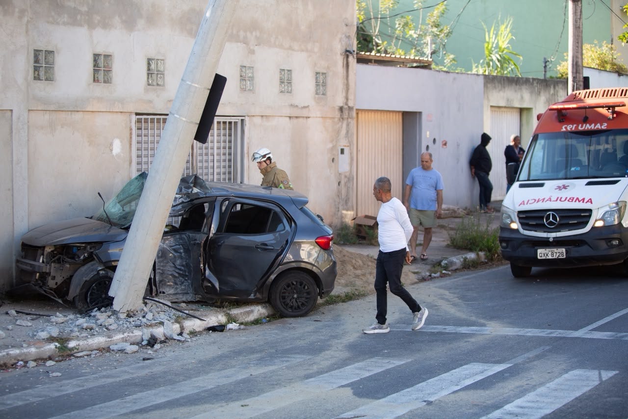 De acordo com testemunhas, o condutor do Fiat Argo cinza teria perdido o controle da direção e batido o veículo em um poste