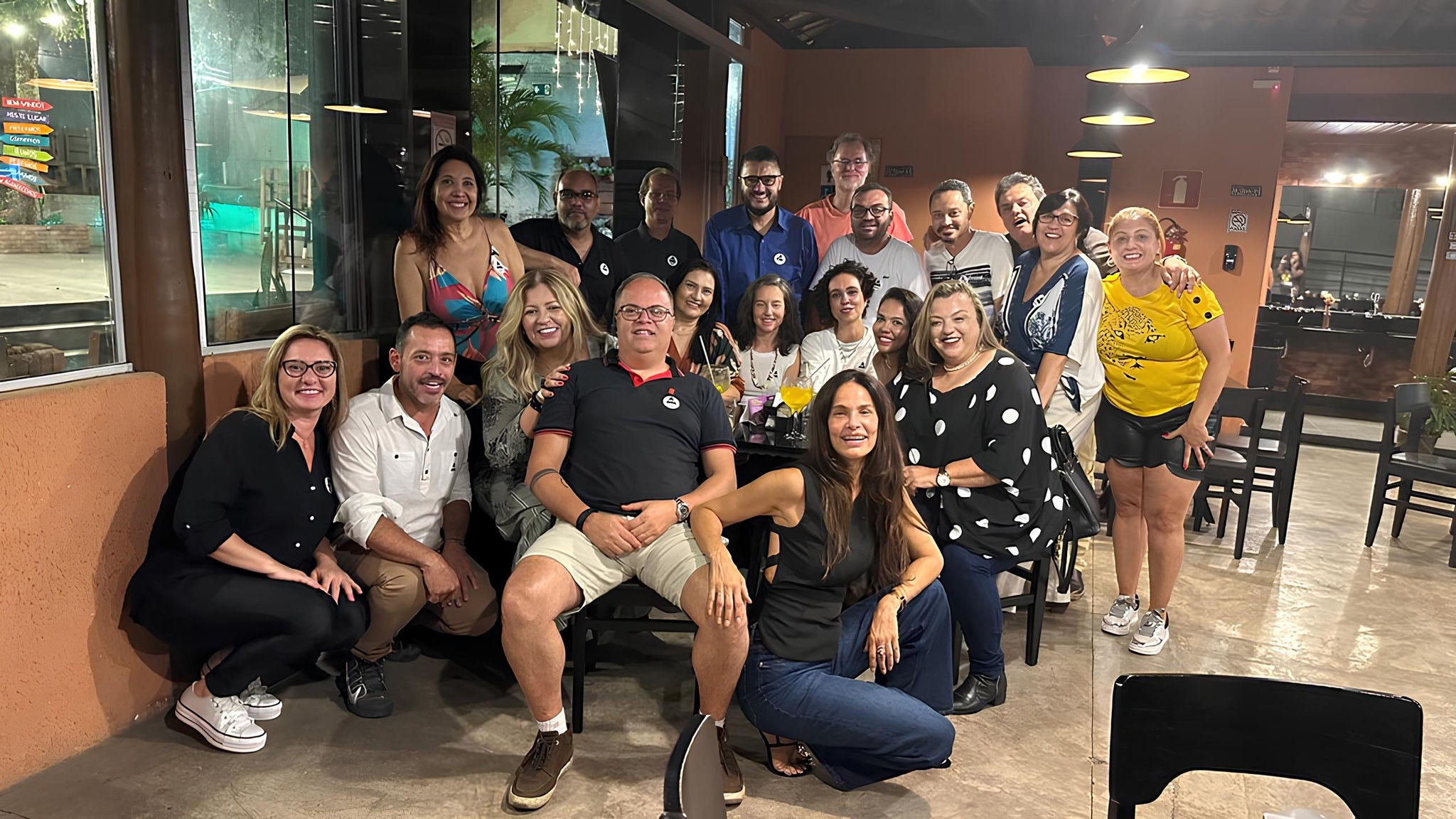 Amigos se reencontraram em bar na Praça da Brasileia, poucos metros da escola onde estudaram 