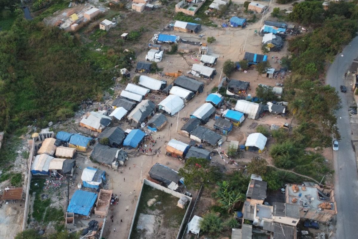 Cerca de 50 famílias indígenas – aproximadamente 280 pessoas – vivem na ocupação, na região do PTB, chamada Terra Mãe
