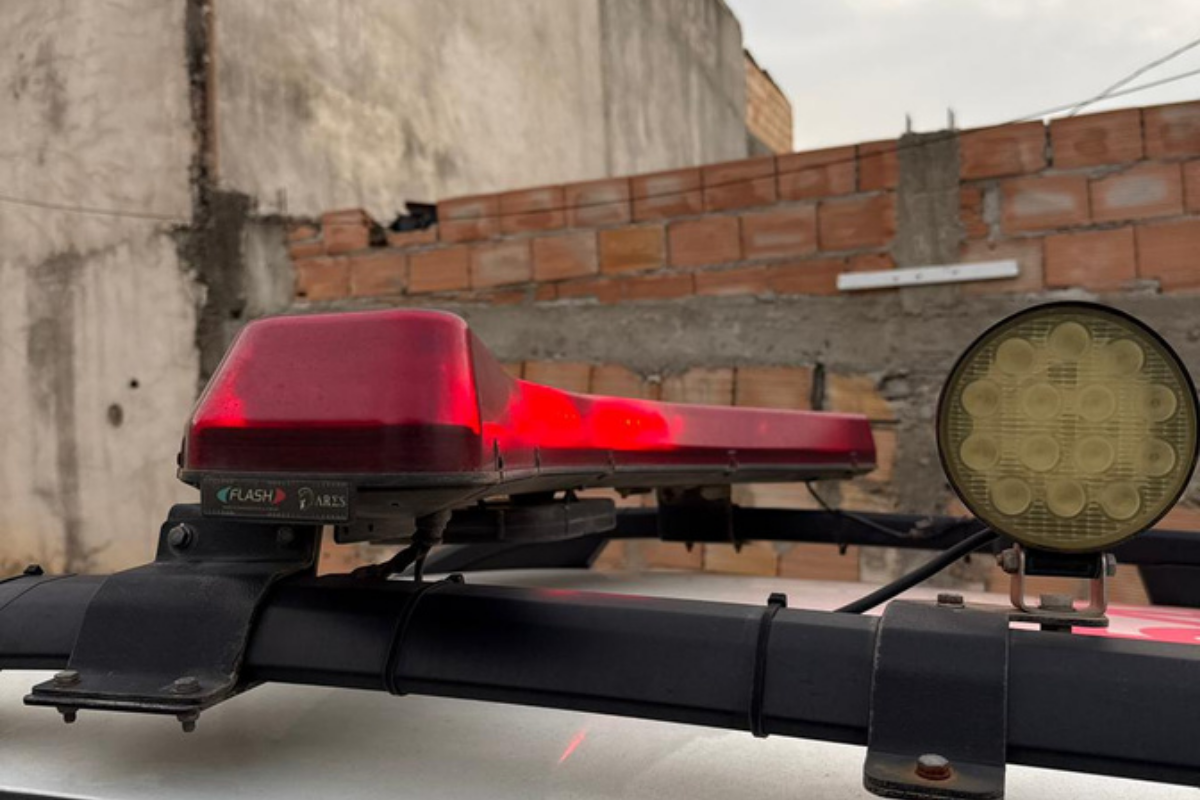 Conforme a PM, o suspeito, de 53 anos, mora no imóvel e fugiu logo após o homicídio