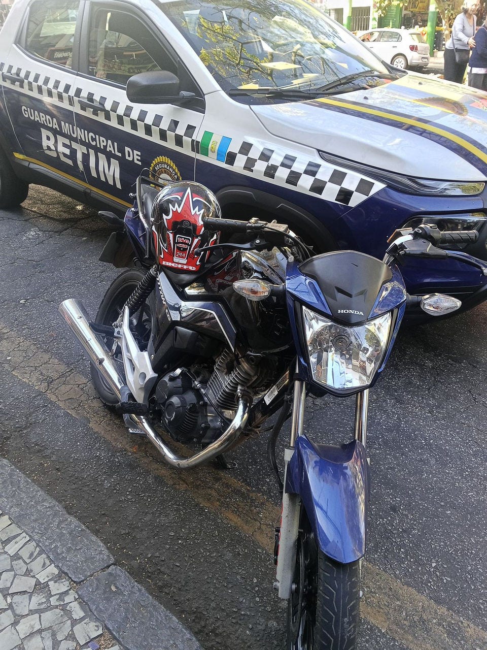 O veículo, uma Titan 160 azul, estava sem retrovisores e chamou a atenção dos agentes