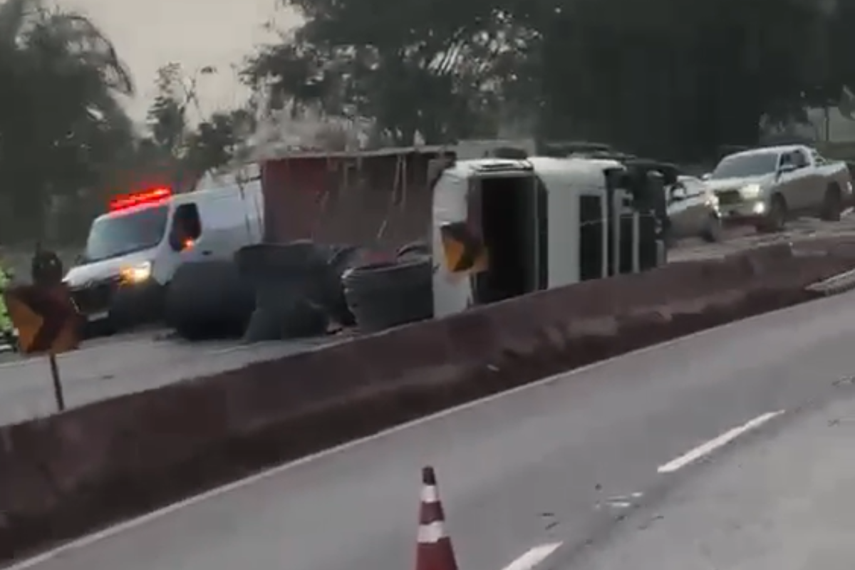 Acidente perto de Itatiaiuçu ocorreu por volta das 5h30, no KM 532 da rodovi; vítima era o motorista do caminhão que transportava madeira e tombou