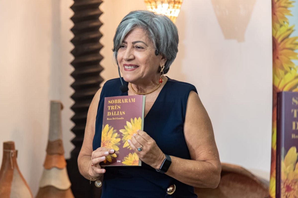Maria Rosa Del Gaudio sempre viveu em Betim, cidade onde construiu sua trajetória como professora alfabetizadora, pedagoga, docente universitária e mediadora de leitura