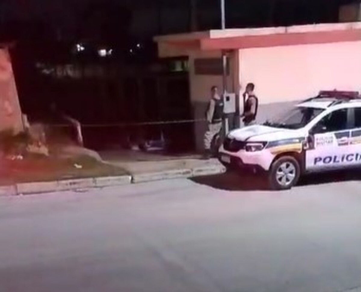 Corpo foi encontrado na rua Etra, no Icaivera, em Betim, neste domingo (24)
