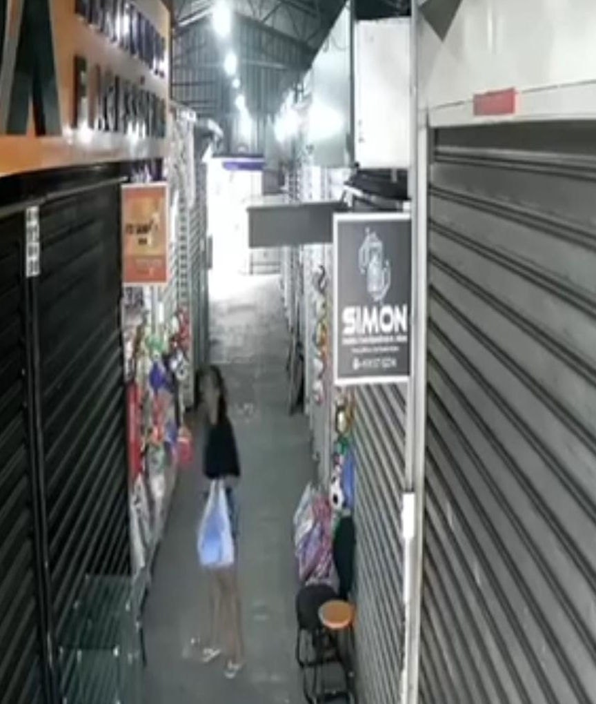 Mulher furta bolsa com R$ 1.600 de dentro de barraca e as imagens de segurança registraram o ocorrido