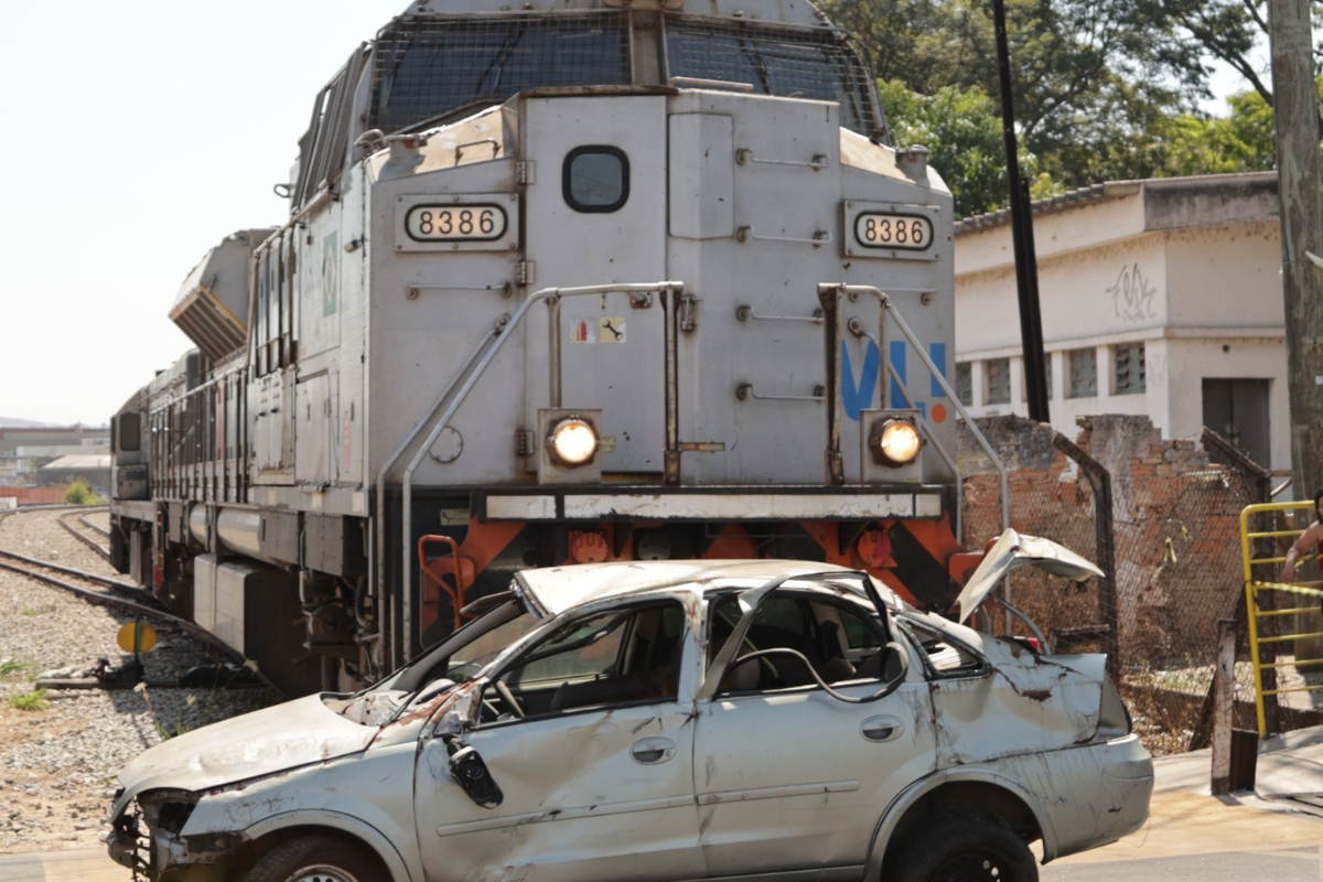 A ação, organizada pela VLI – controladora da Ferrovia Centro-Atlântica (FCA) –, ocorreu na passagem em nível do Ceabe, na avenida Governador Valadares