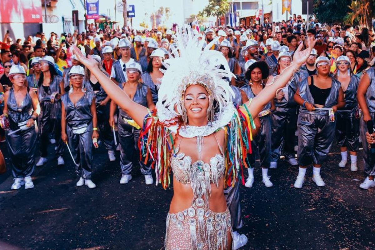 Integrantes da Unidos da Dona Antônia trarão todo o gingado da escola de samba ao palco