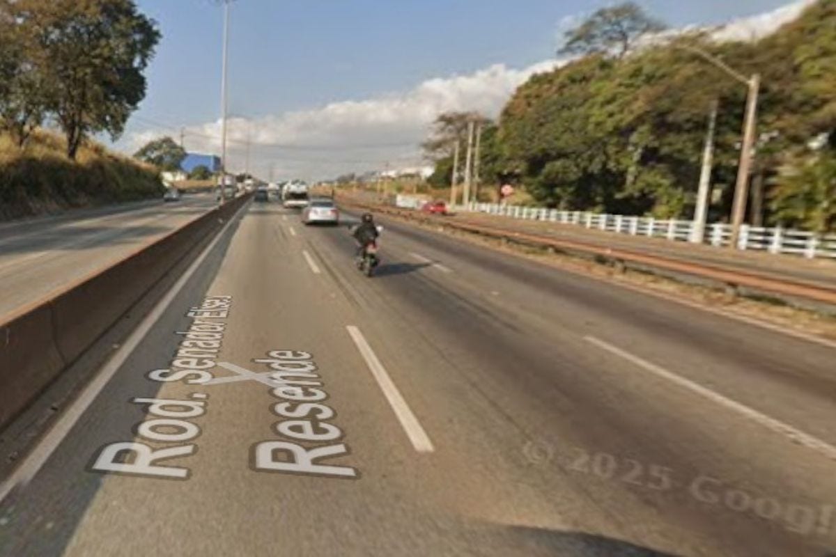 Faixas central e direita da rodovia ficaram interditadas pro causa do acidente