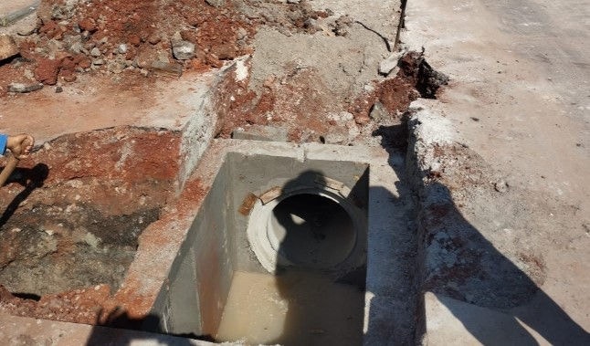 Foram instaladas na via, cerca de 20 metros de nova tubulação e cinco novas bocas-de-lobos para captação de água