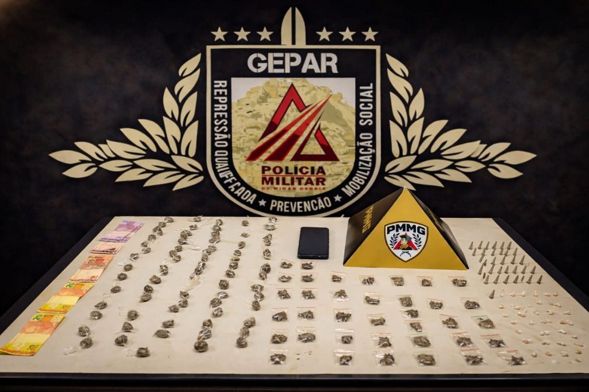 Foram apreendidas 115 porções de substância análoga à maconha, 43 pinos de substância análoga à cocaína, 36 pedras de substância análoga ao crack, além do dinheiro e um aparelho celular