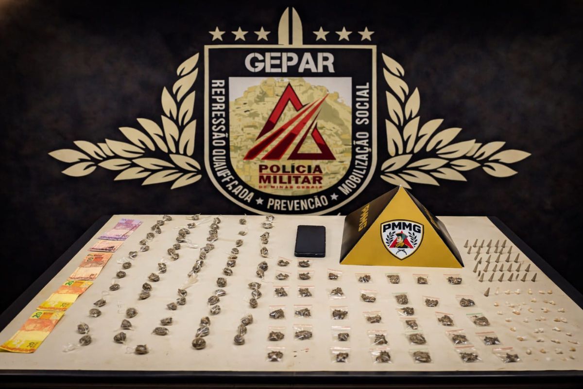 Foram apreendidas 115 porções de substância análoga à maconha, 43 pinos de substância análoga à cocaína, 36 pedras de substância análoga ao crack, além do dinheiro e um aparelho celular