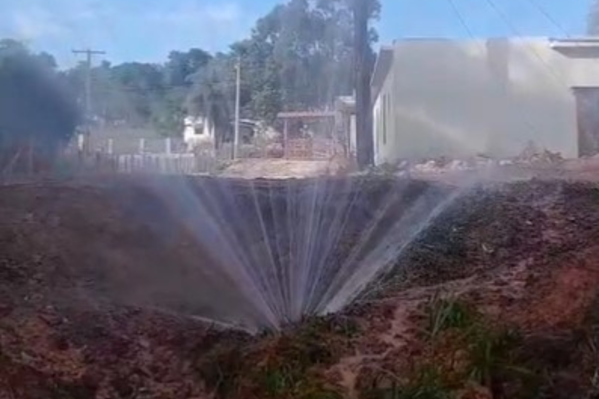 Incidente gerou grande vazamento de água, e moradores temem ter o fornecimento prejudicado