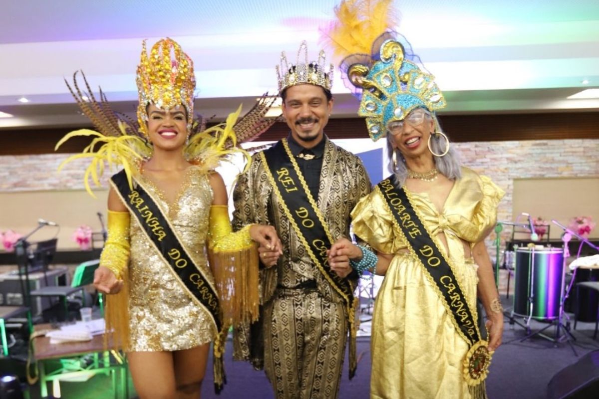 Raiane Paulino, a Rainha; Adelson Coelho, o Rei Momo, e Angela Gori, a Baluarte, compõem o trio