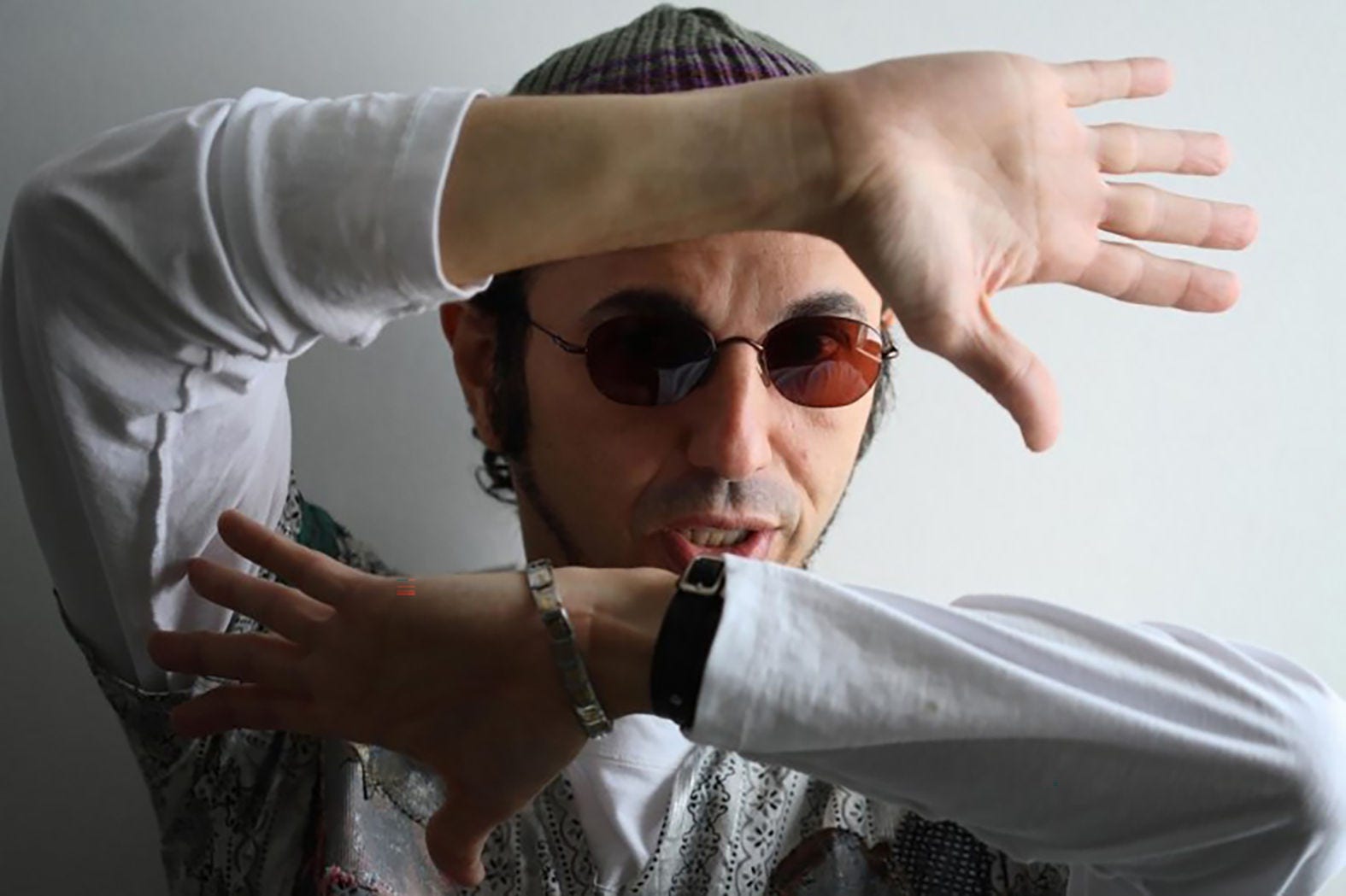 O cantor e compositor maranhense Zeca Baleiro apresenta o show “Piano” no Palácio das Artes, no dia 11 de abril, às 21h