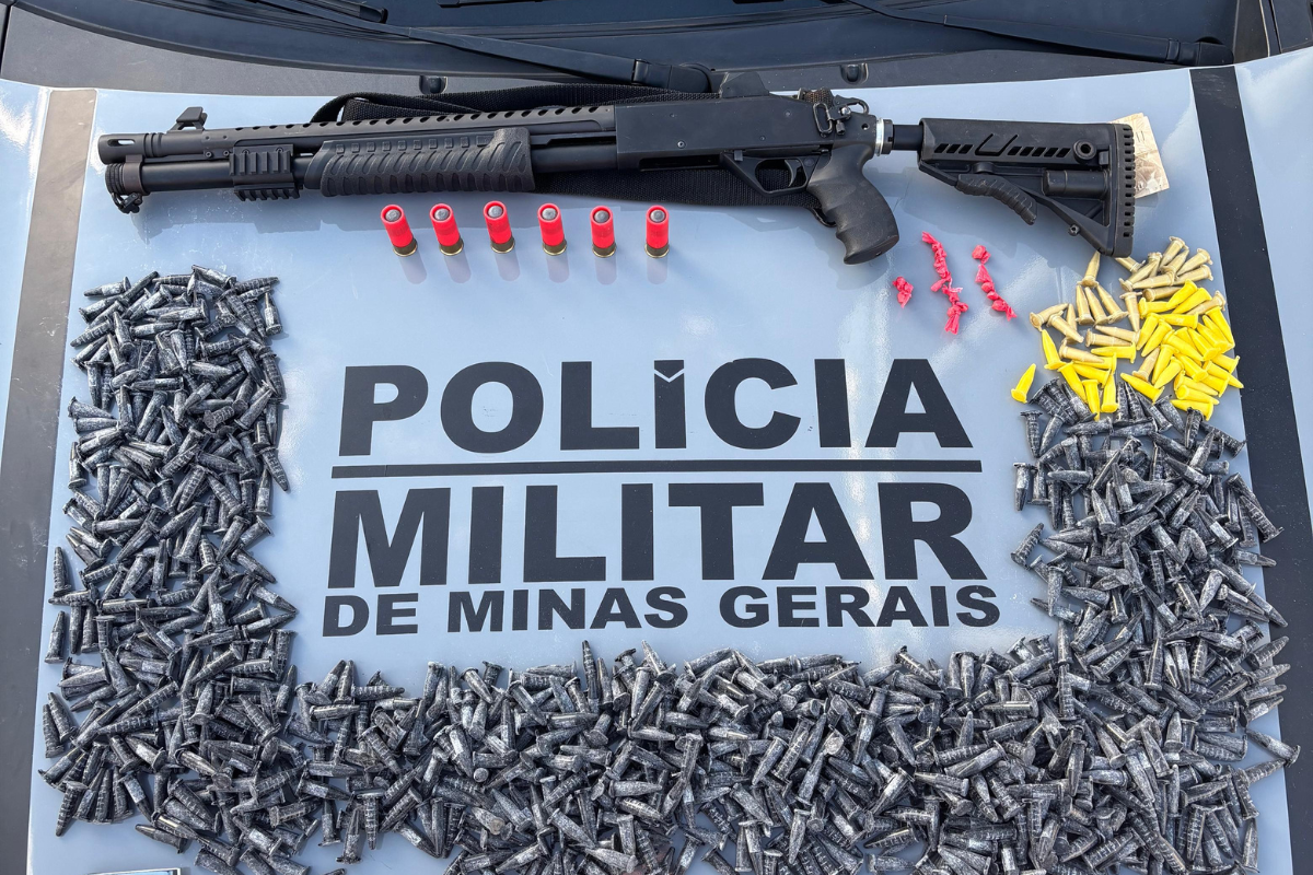 Ao todo, foram apreedidos 852 pinos de cocaína, 14 pedras de crack, 1 balança, dinheiro, 1 espingarda calibre 12 e munições