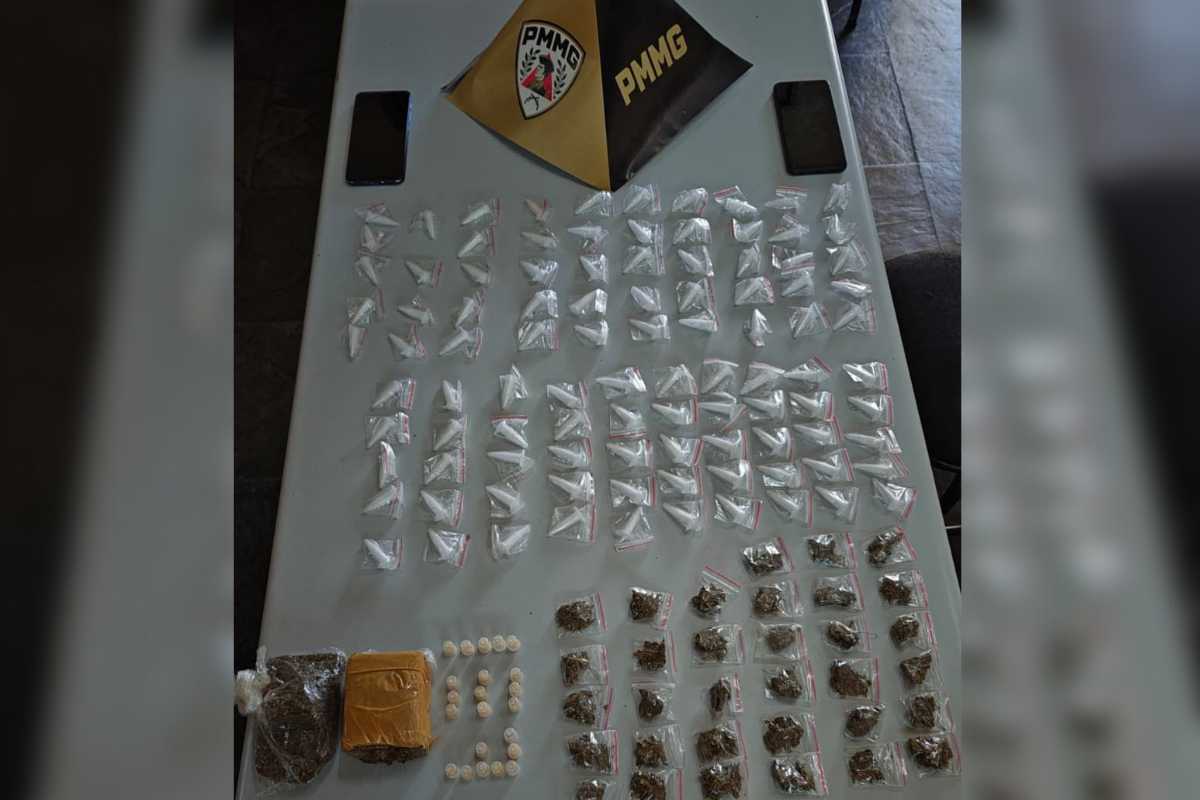  Foram apreendidos 95 pinos de cocaína, 33 buchas de maconha, dois pedaços de maconha, 22 pedras de crack e dois celulares