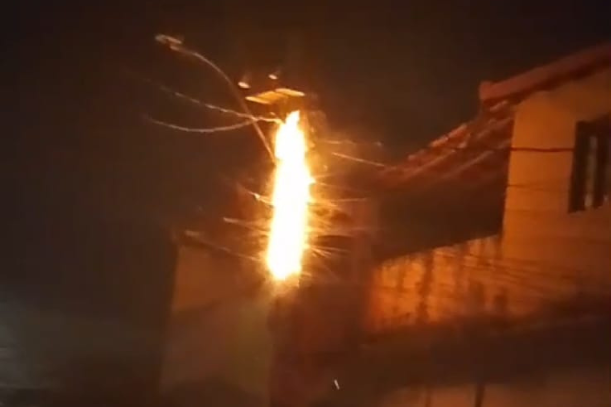 Fios de uma rede de energia pegaram fogo na rua Bom Jesus da Lapa, no bairro Jardim Teresópolis
