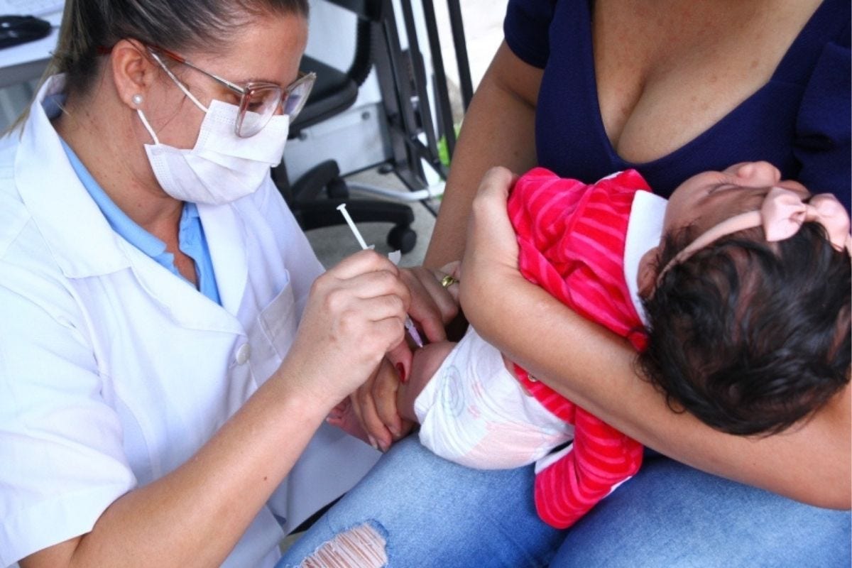 Outras imunizações oferecidas gratuitamente pelo SUS, como BCG, Penta e Pneumocócicas, também contribuem para prevenir diferentes formas de meningite