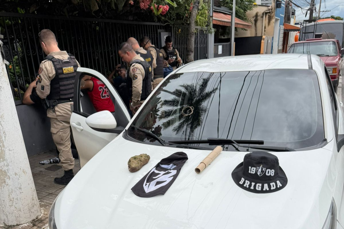 Veículo foi rebocado e todo o material recolhido; torcedores não foram detidos