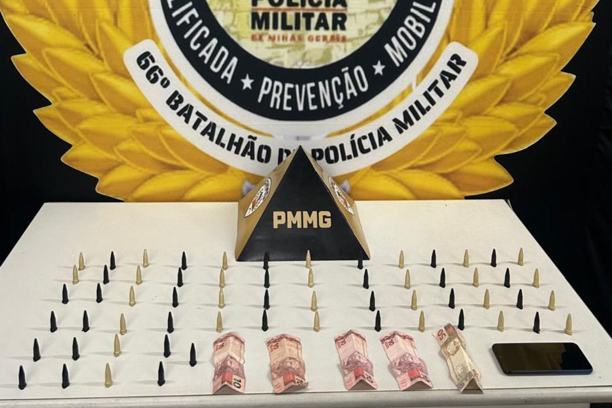 Policiais localizaram com o homem 61 pinos de cocaína, um aparelho celular e R$ 90 em dinheiro